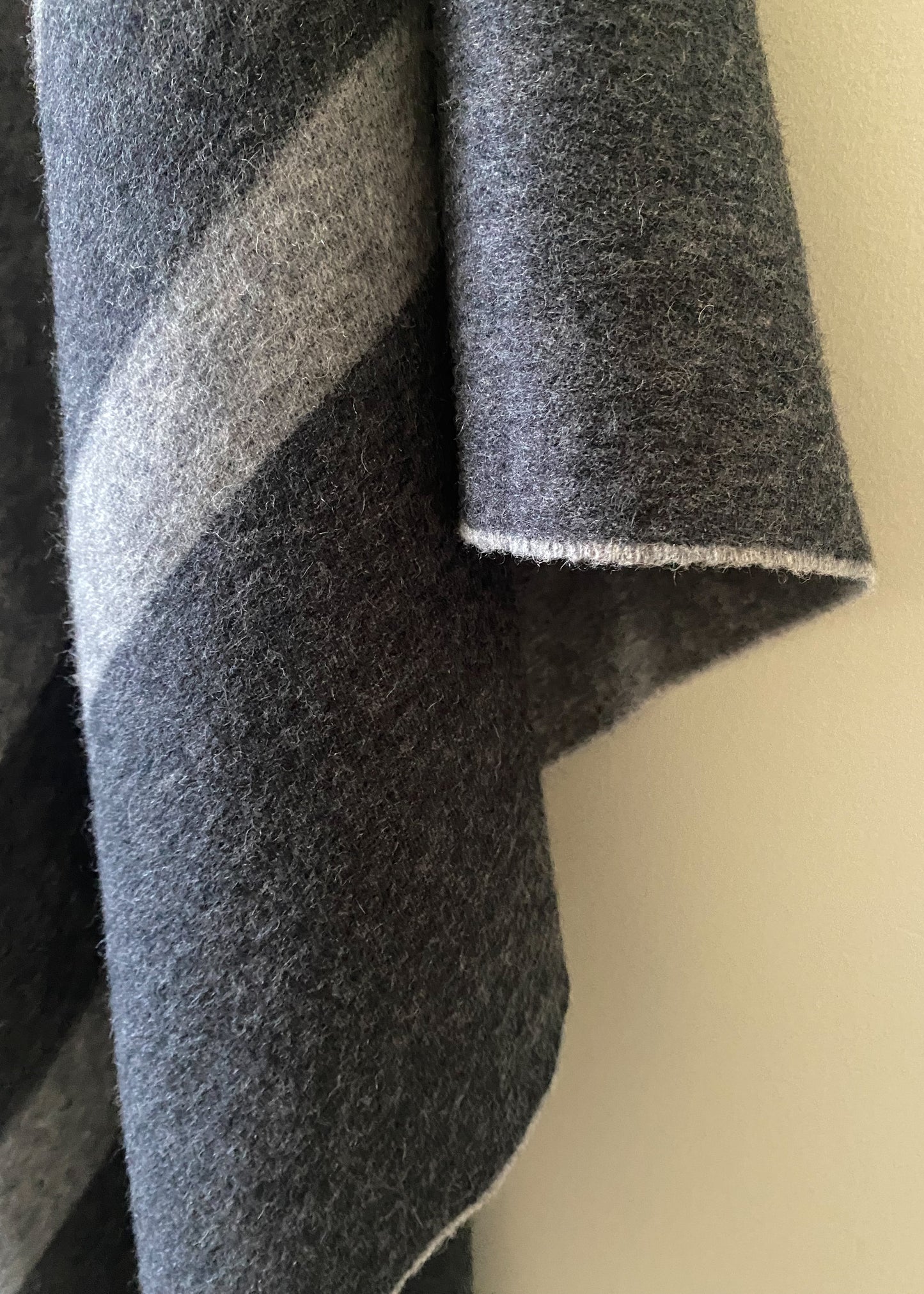 Sask Fifth Avenue Merino Wool Shawl (OS)